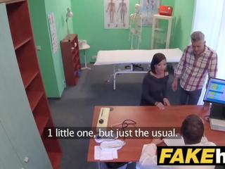 Falso hospital checa médico persona se corre encima sexualmente despertado infiel esposas estrecho coño