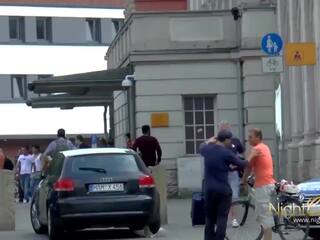 Oud bloke geneukt jong straat meisje en pays haar geld