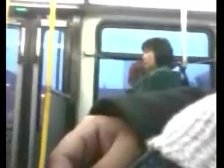 Chlápek masturbuje na veřejné autobus soukromý mov