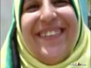 Hijab woman sordyrmak in jemagat öňünde