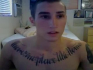 Schattig getatoeëerd hunk- part2 op gayboyscam.com