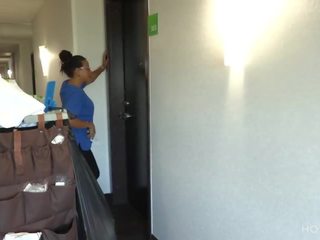 Bilik perkhidmatan! empleada es seducida por huésped mientras limpiaba el cuarto