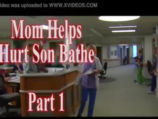 Mãe helps machucar filho bathe parte 1