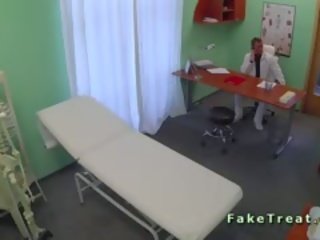 Séduisant patient baisée en attente salle en faux hôpital
