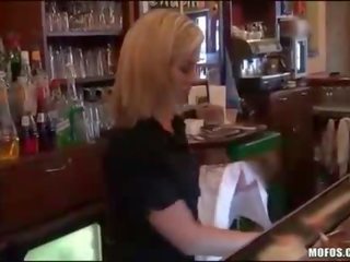 Blondīne barmaid earns daži par netīras video uz bārs