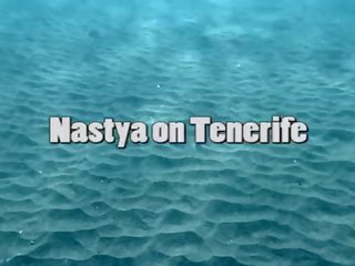 Привлекателен nastya плуване нудисти в на море