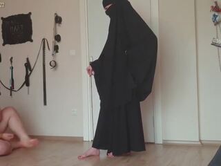 Moslim teenager canes tučné otrok