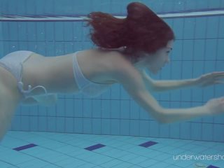 Roxalana swims si një fish me të saj i ngushtë pidh: pd xxx film 2a