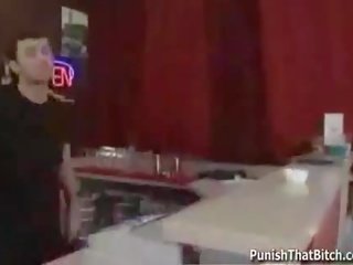 Blondin slampa blir straffas av den bartender