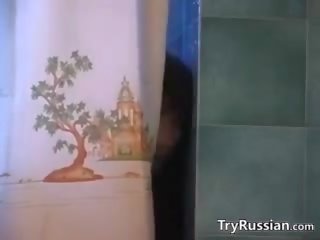 الروس فعل الحمار إلى فم في ال حمام