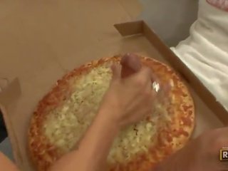 Crista jedla a obrovský mäsitý pizza
