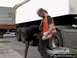 Noir escorte chevauchée sur premier truck chauffeur extérieur