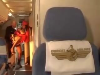 Desiring stewardessa przejazdy za męskość wewnątrz zarówno dziury