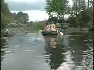 Trois super filles nu filles en la jungle sur bateau pour manhood chasse