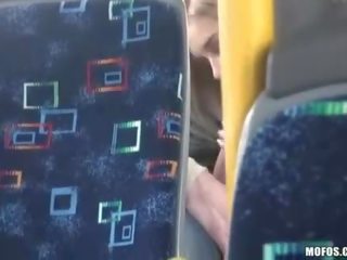 Adolescent przedstawia za para mający brudne wideo w the autobus