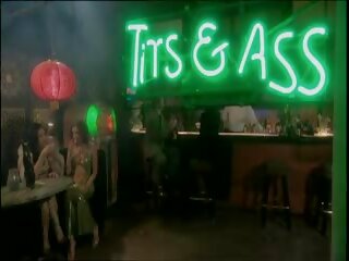 Lesbian bar pelayan merancap di seks tiga orang: gratis kotor film 2f