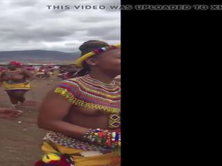 Грудаста south африканська дівчинки singing і танцююча з оголеними грудьми