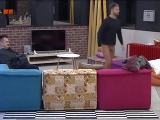 Valo Vilag reality TV - Dennis walking naked