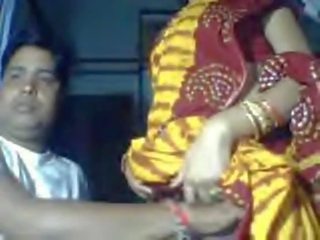 Delhi wali attraktiv bhabi i saree exponerad av makens för pengar