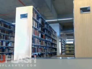 בלונדינית הַברָקָה ב ציבורי בית ספר ספרייה ב מצלמת אינטרנט