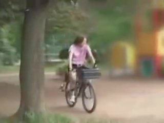 Jaapani tütar masturbated kuigi ratsutamine a specially modified x kõlblik video bike!