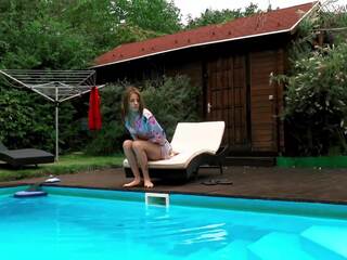 Maďarské maličké chudé femme fatale hermione nahé v bazén