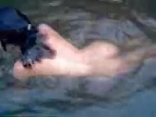 Groovy en rondborstig amateur tiener stunner zwemmen naakt in de river - fuckmehard.club