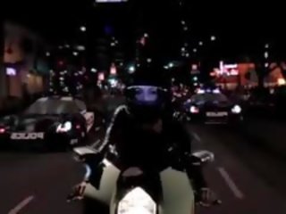 Миша брукс bending над motorcycle за член
