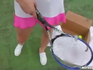 Punapää tennistä pikkuleipä panee kosto päällä hänen rakastaja