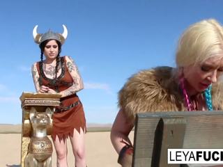 Leya ঐ viking লাগে একটি স্বর্ণ trophy উপর তার পাছা