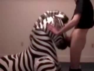 Zebra dostaje gardło pieprzony przez zboczeniec facet film