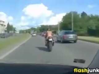 Pusnuogis tatuiruotėmis pupytė jojimas a motorcycle
