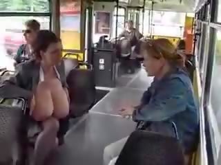Énorme grand seins chéri traite en la publique tram