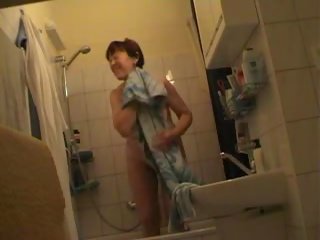 Tschechisch grown milf jindriska völlig nackt im badezimmer