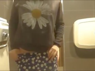 Ung asiatiskapojke damsel masturberar i mall badrum: vuxen video- ed