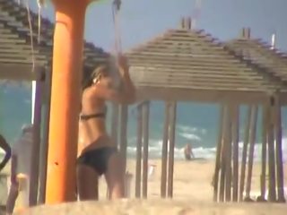 04 voyeur biquíni dois meninas em praia com swimsuits